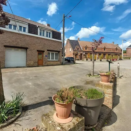 Au Pied De La Butte * Oxelaere