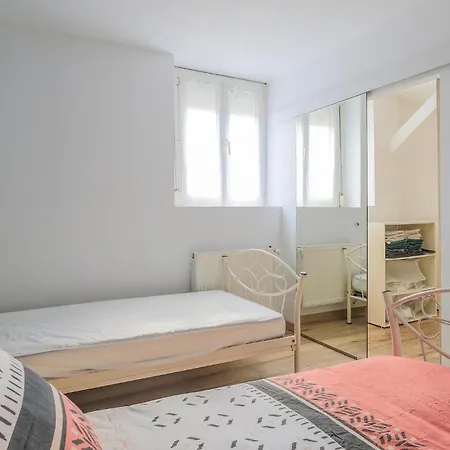 Au Pied De La Butte بيت للعطل *