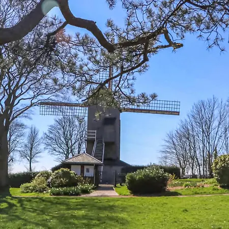 Au Pied De La Butte